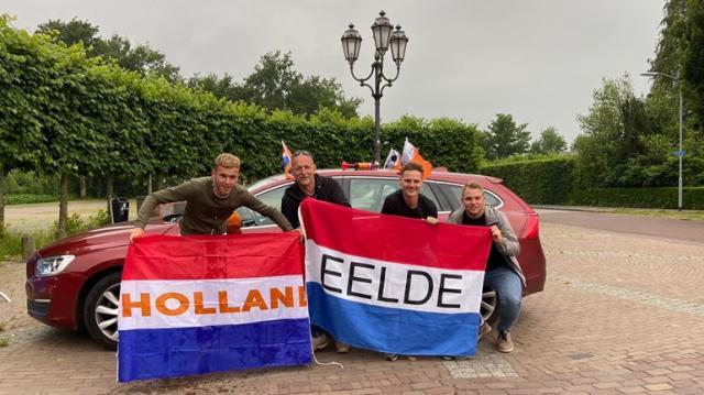 开云体育-橙色人流占领多瑙河 球迷爬上市中心雕塑到此一游